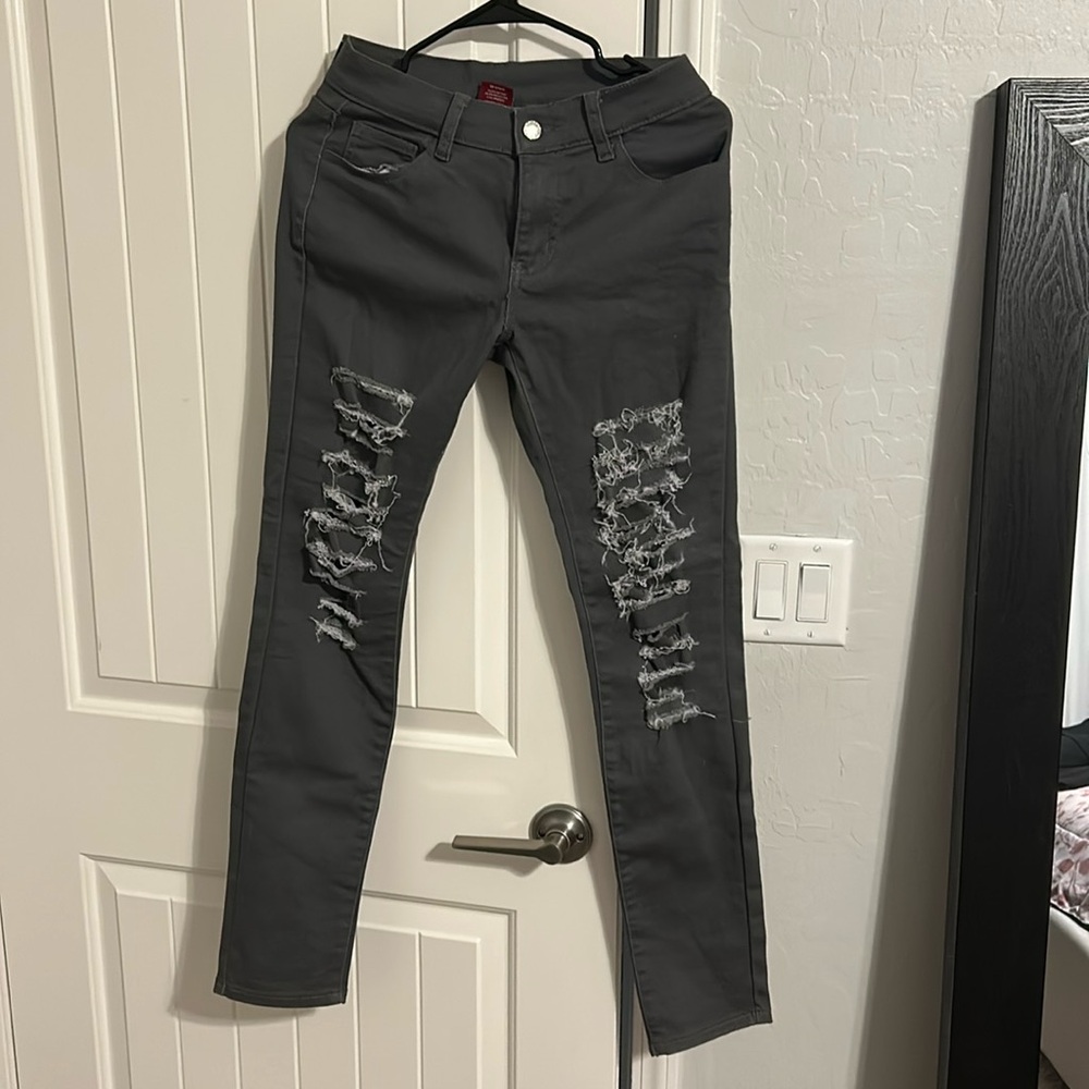 NWOT Gray ripped frontal fashion jeans size 7/8